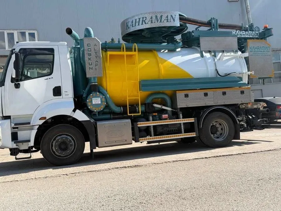 Bostancı'da acil bir çağrıya hızla müdahale eden vidanjör ekibinin fotoğrafı