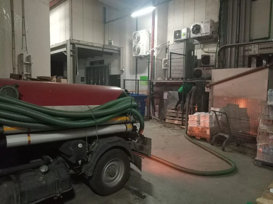 Bostancı'da bir foseptik çukurunu vakumla boşaltan vidanjör aracının fotoğrafı
